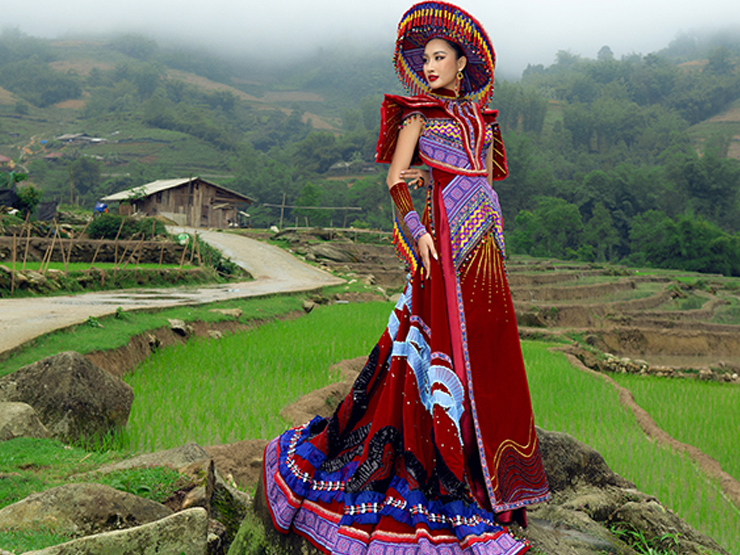 Trang phục dân tộc thổ cẩm ấn tượng của đại diện Việt Nam ở Miss Global 2022