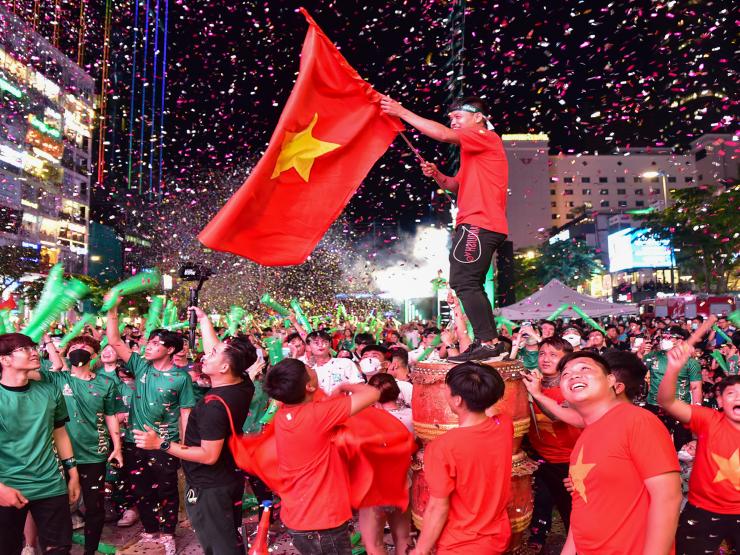 CĐV trên phố đi bộ Nguyễn Huệ nhảy múa, ăn mừng chiến thắng của U23 Việt Nam