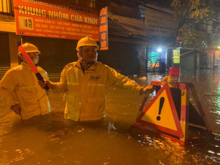 Mưa lớn trong đêm, nhiều tuyến phố ở Hà Nội ngập ngang thân người