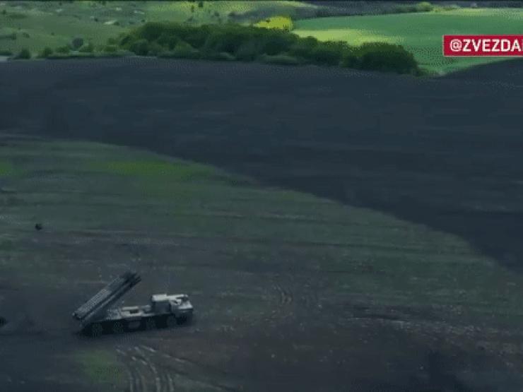 Nga tung video pháo phản lực đáng sợ nhất đánh trúng kho chứa vũ khí Ukraine