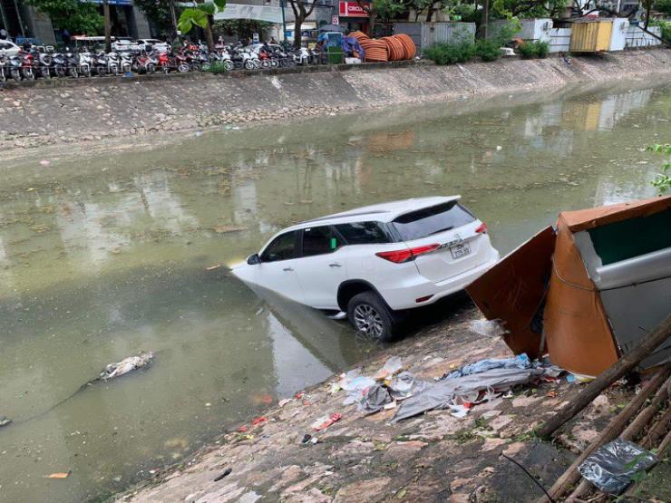 Không quen xe số tự động, tài xế cho ô tô "tắm" sông Kim Ngưu