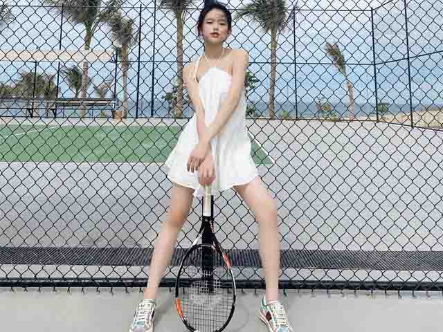 Linh Ka gây khó hiểu khi mặc váy yếm đi chơi tennis