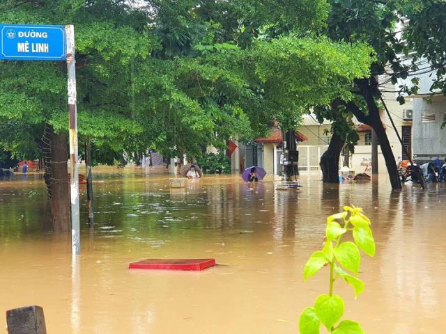 Mưa lớn khiến TP Vĩnh Yên ngập sâu, nhiều phương tiện “bơi” trong nước