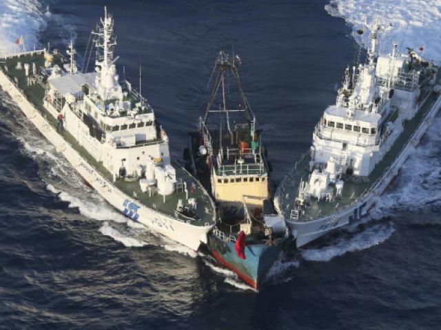 Đội tàu cá TQ hùng hậu sắp kéo đến, "quân đội" Nhật Bản được lệnh sẵn sàng