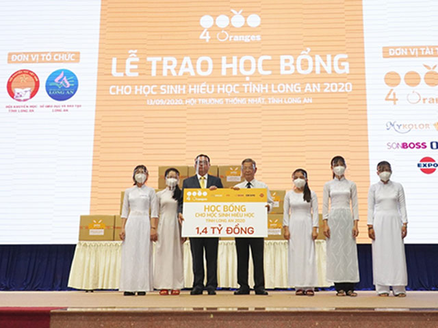 Công ty 4 ORANGES CO., LTD trao học bổng trị giá 1.4 tỷ đồng cho học sinh hiếu học tỉnh Long An