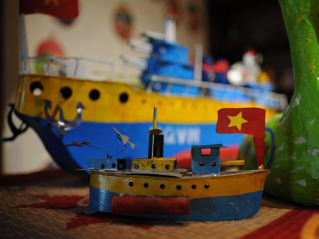 Tàu thuỷ chạy dầu hỏa và những đồ chơi Tết Trung thu gợi nhớ tuổi thơ