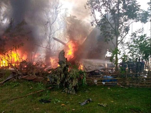 Philippines: Máy bay quân sự chở 92 người rơi, ít nhất 17 người tử vong