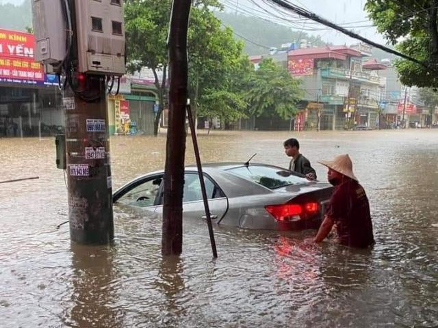 Lào Cai: Phố ngập như sông, ô tô nổi bồng bềnh trong “biển nước”