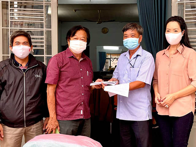 NSƯT Trịnh Kim Chi trao quà cứu trợ 180 công nhân hậu đài sân khấu ở TP.HCM