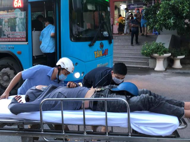 HN: Nam thanh niên bị tai nạn và hành động bất ngờ của tài xế xe buýt 