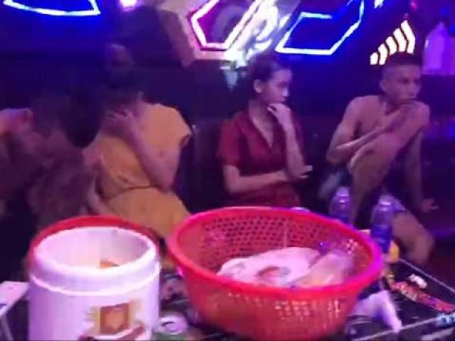 Phú Thọ: 14 nam, nữ “mở tiệc” ma tuý trong quán karaoke