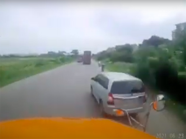 Pha tạt đầu container “hú hồn” của tài xế Toyota Innova trên quốc lộ
