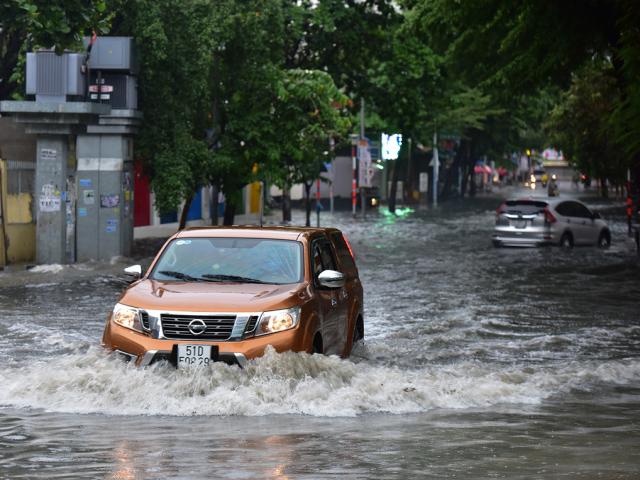 Ô tô chết máy, trôi bồng bềnh trên đường ngập ở Sài Gòn sau mưa lớn