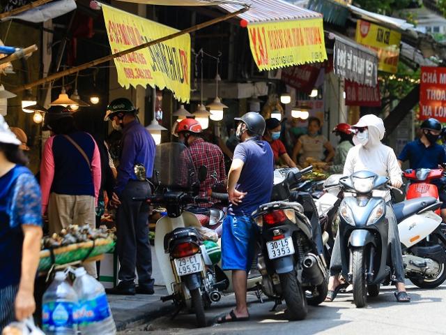 Quán xá Hà Nội trong ngày đầu tiên thực hiện các biện pháp phòng chống dịch Covid-19