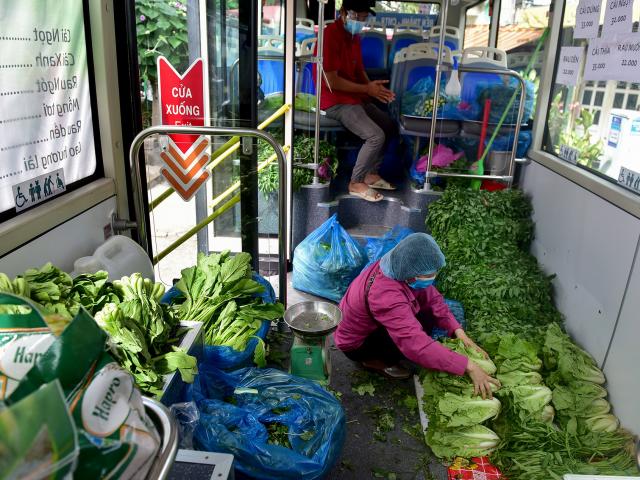 Biến xe buýt thành “cửa hàng di động” bán rau củ ở TP.HCM