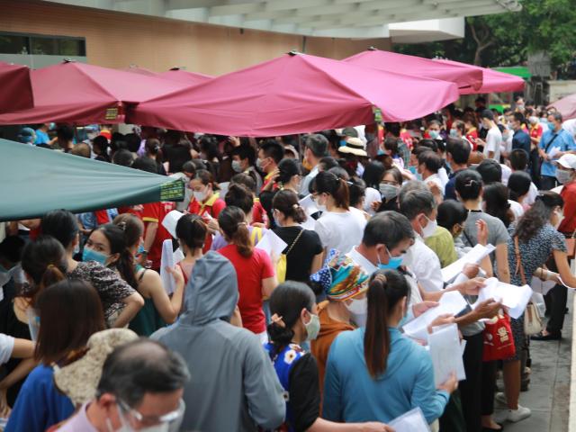 Người dân chen chân chờ tiêm vaccine ở Hà Nội