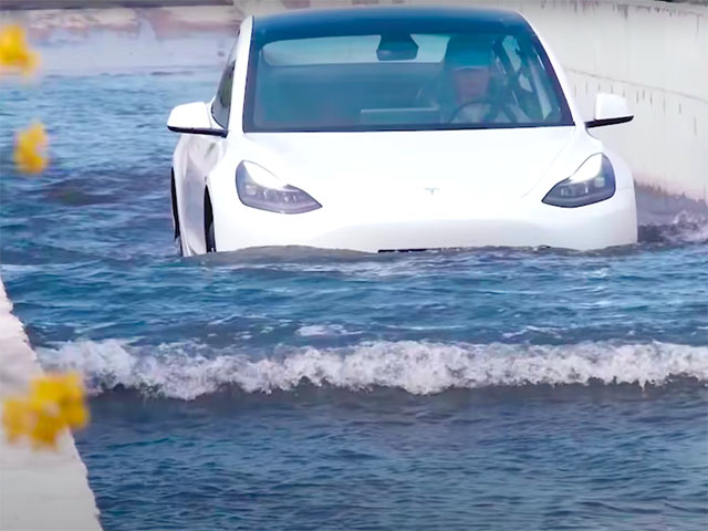 Xe điện Tesla Model 3 chạy xé lũ, lội nước như tàu ngầm