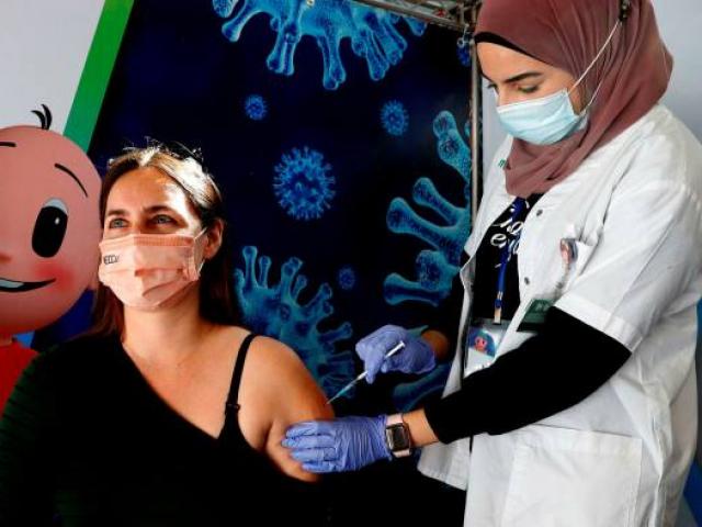 Quốc gia đầu tiên thế giới duyệt tiêm mũi vắc xin thứ 3 cho người dân