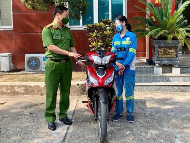 Nữ lao công Hà Nội bị cướp xe máy được tặng "món quà đặc biệt"