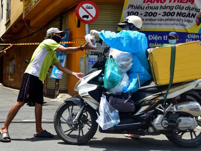 Võ sư một chân phát hàng trăm suất cơm miễn phí khắp đường phố ở TP.HCM