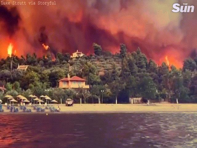 Video: Hãi hùng cảnh biển lửa tấn công hòn đảo du lịch Hy Lạp