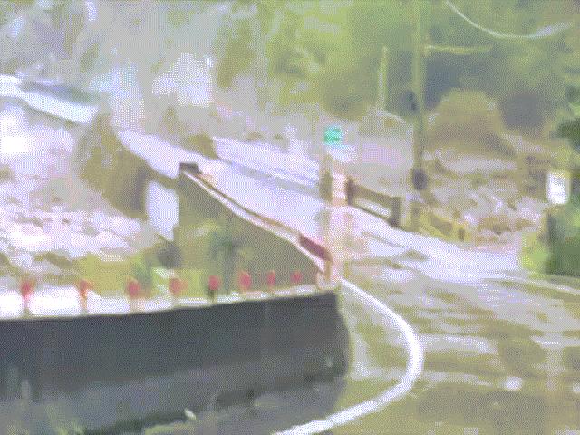 Video: Khoảnh khắc lũ quét cuốn phăng cây cầu ở Đài Loan