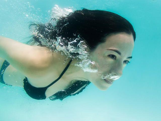 Người bình thường có thể nhịn thở dưới nước được bao lâu?