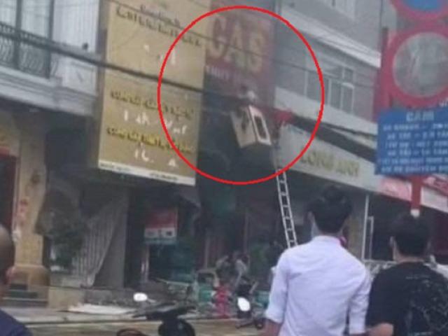 Tin tức 24h qua: Nhân viên Điện lực Lào Cai dùng gầu nâng xe cẩu giải cứu 2 em bé trong biển lửa