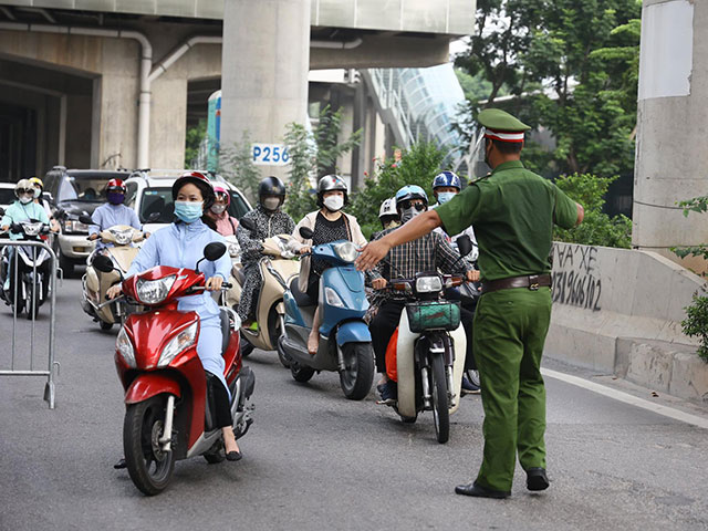 Hà Nội: Nam thanh niên chở 3 "thông chốt", tông gãy xương công an