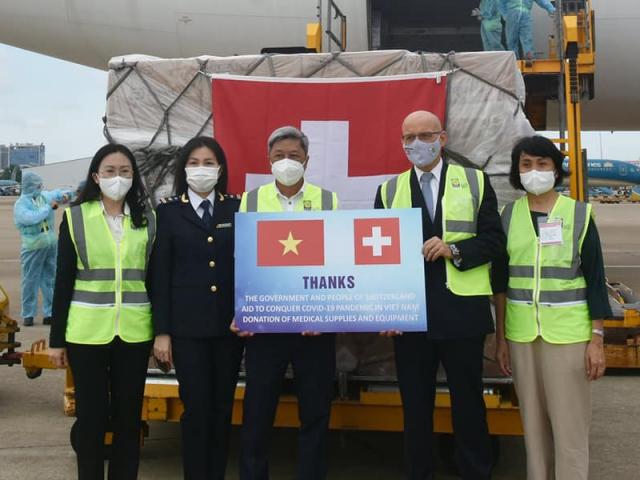 Việt Nam tiếp nhận lô hàng trang thiết bị phòng dịch COVID-19 trị giá hơn 120 tỷ đồng từ Thụy Sĩ