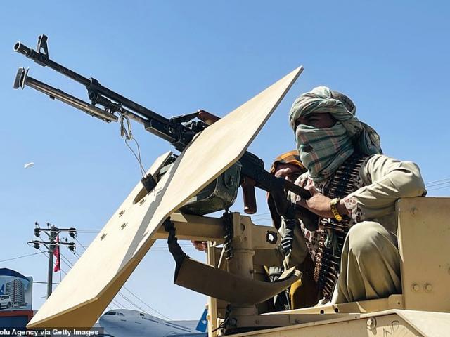 Taliban vây chặt sân bay Kabul, tướng Mỹ ra mặt đàm phán khẩn