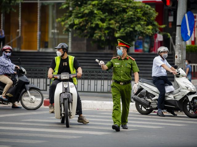 Hà Nội: Nam thanh niên dùng điếu cày đánh vào mặt cán bộ chốt kiểm dịch