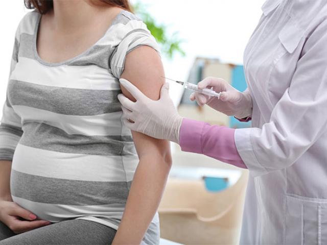 Khẩn: Bộ Y tế yêu cầu ưu tiên vắc-xin cho thai phụ và bà mẹ cho con bú