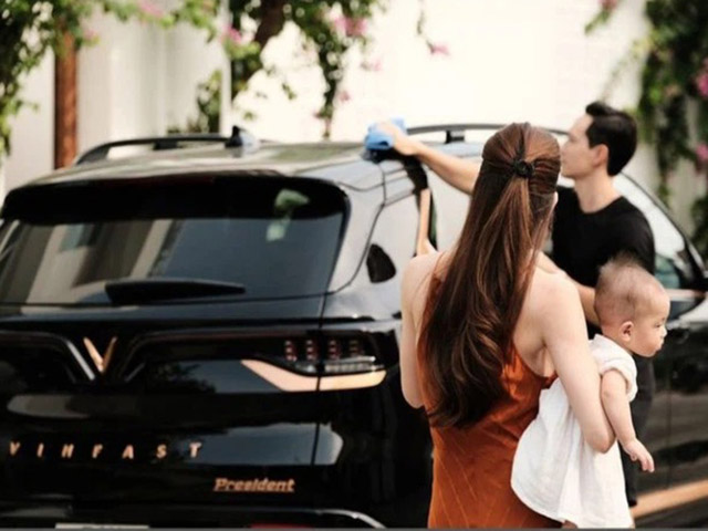 Kim Lý tự tay rửa xe "chủ tịch", Hồ Ngọc Hà ra ngắm xong "đi vô"