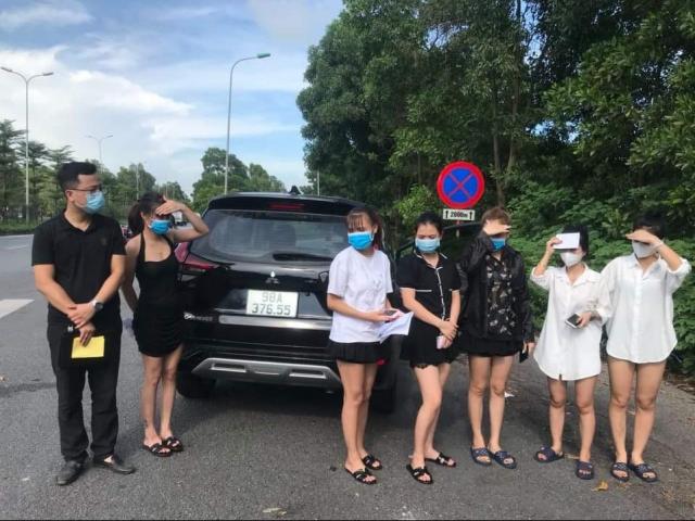 Hà Nội: 6 cô gái đi ô tô, dùng giấy đi đường "rởm" để qua chốt kiểm dịch