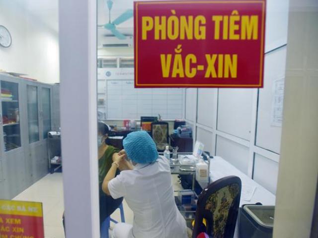 Sau vụ “mất tiền cho cò để tiêm vắc xin thần tốc”, Hà Nội cấm cán bộ nhận tiền bồi dưỡng