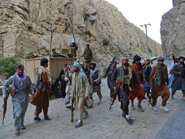 Taliban đụng độ dữ dội phe kháng chiến, cô lập thành trì nổi dậy với thế giới bên ngoài
