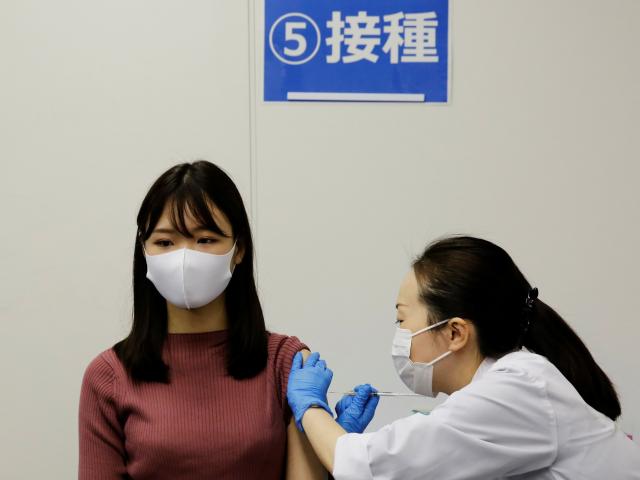 Nhật Bản phát hiện thêm vaccine Moderna chứa tạp chất lạ