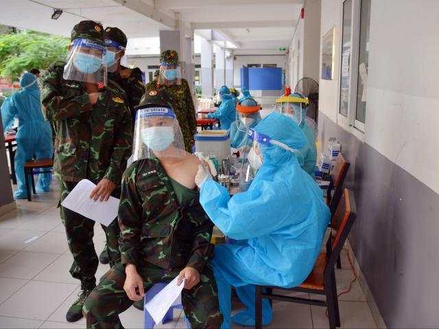 Ảnh: Tiêm vắc xin phòng COVID-19 cho chiến sĩ Quân đoàn 4 tại TP.HCM