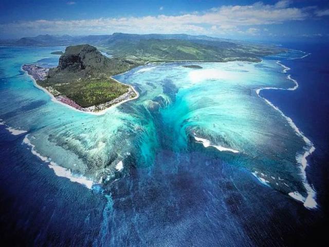 Ảo ảnh trên không về "thác nước dưới mặt biển" ở Đảo Mauritius