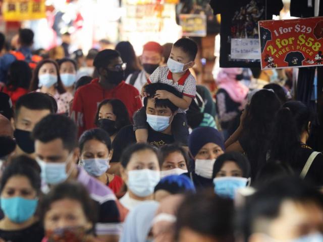 Số ca nhiễm Covid-19 tăng đột biến, Singapore vẫn “chung sống với Covid-19”