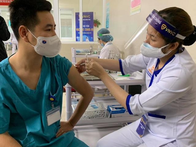 Hà Nội lập kỷ lục số người tiêm vắc-xin phòng COVID-19 trong một ngày