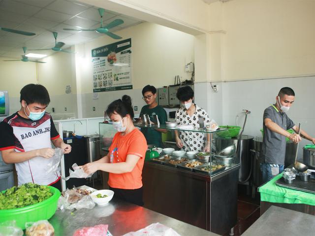 Ảnh: Người dân “vùng xanh” ở Hà Nội háo hức, mừng rỡ khi cửa hàng ăn được mở trở lại