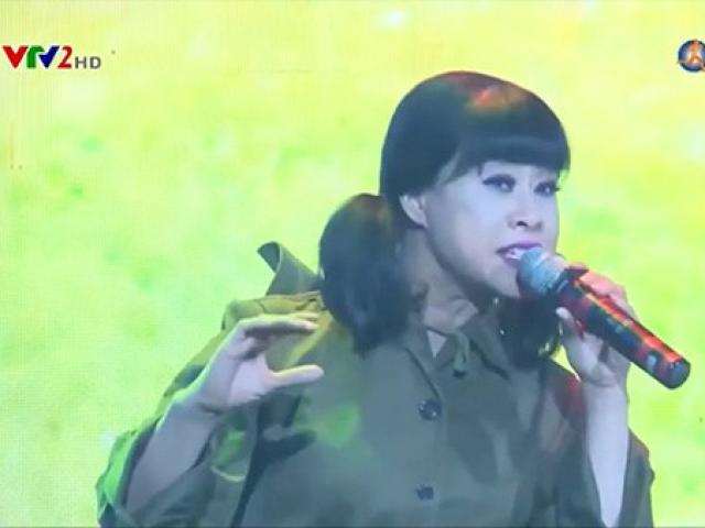Đau nhức cổ tay, đau buốt lưng không cầm mic nổi, NSƯT Hồng Liên đã cải thiện nhờ cách này