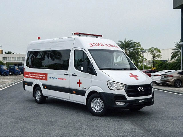 Hyundai Việt Nam trao tặng 10 xe cấp cứu Solati cho các tỉnh chống dịch