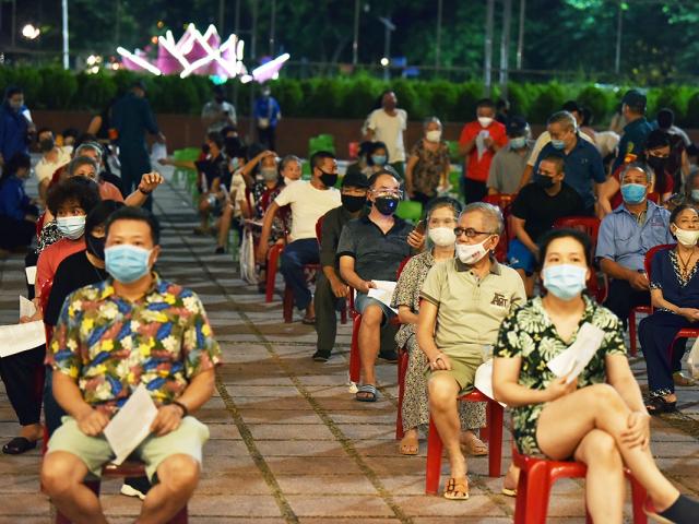 Ảnh: Hàng nghìn người dân Hà Nội tiêm vắc xin phòng COVID-19 trong đêm
