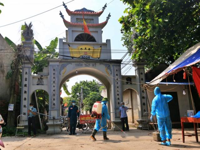 Hà Nội: Phong tỏa xã hơn 9.000 dân sau khi 2 vợ chồng đi chợ bán rau dương tính với SARS-CoV-2