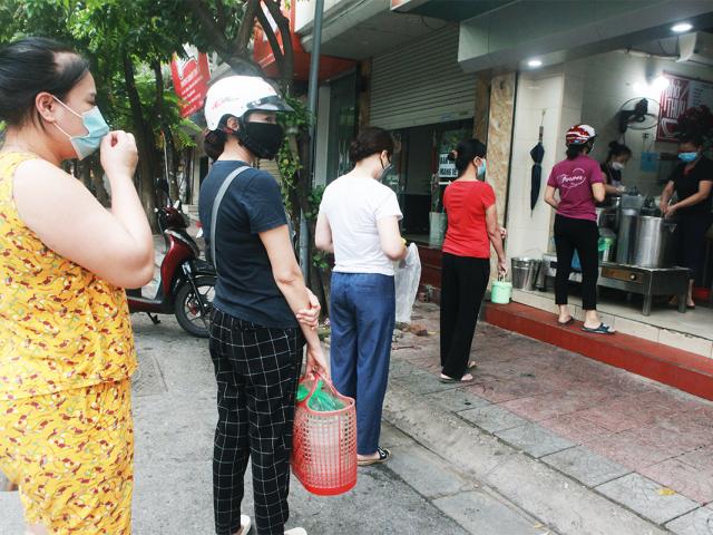 "Vùng xanh" ở Hà Nội: Người dân xếp hàng dài mua phở sau bao ngày mong nhớ