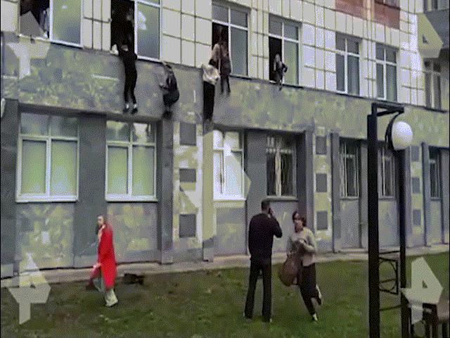 Video: Xả súng điên loạn ở Nga, nhiều sinh viên phải nhảy khỏi cửa sổ cao 3-4 mét