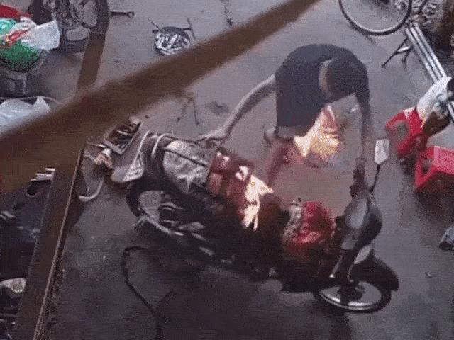 SỐC: Sửa xe máy làm cháy xe và pha xử lý vô cùng vụng về